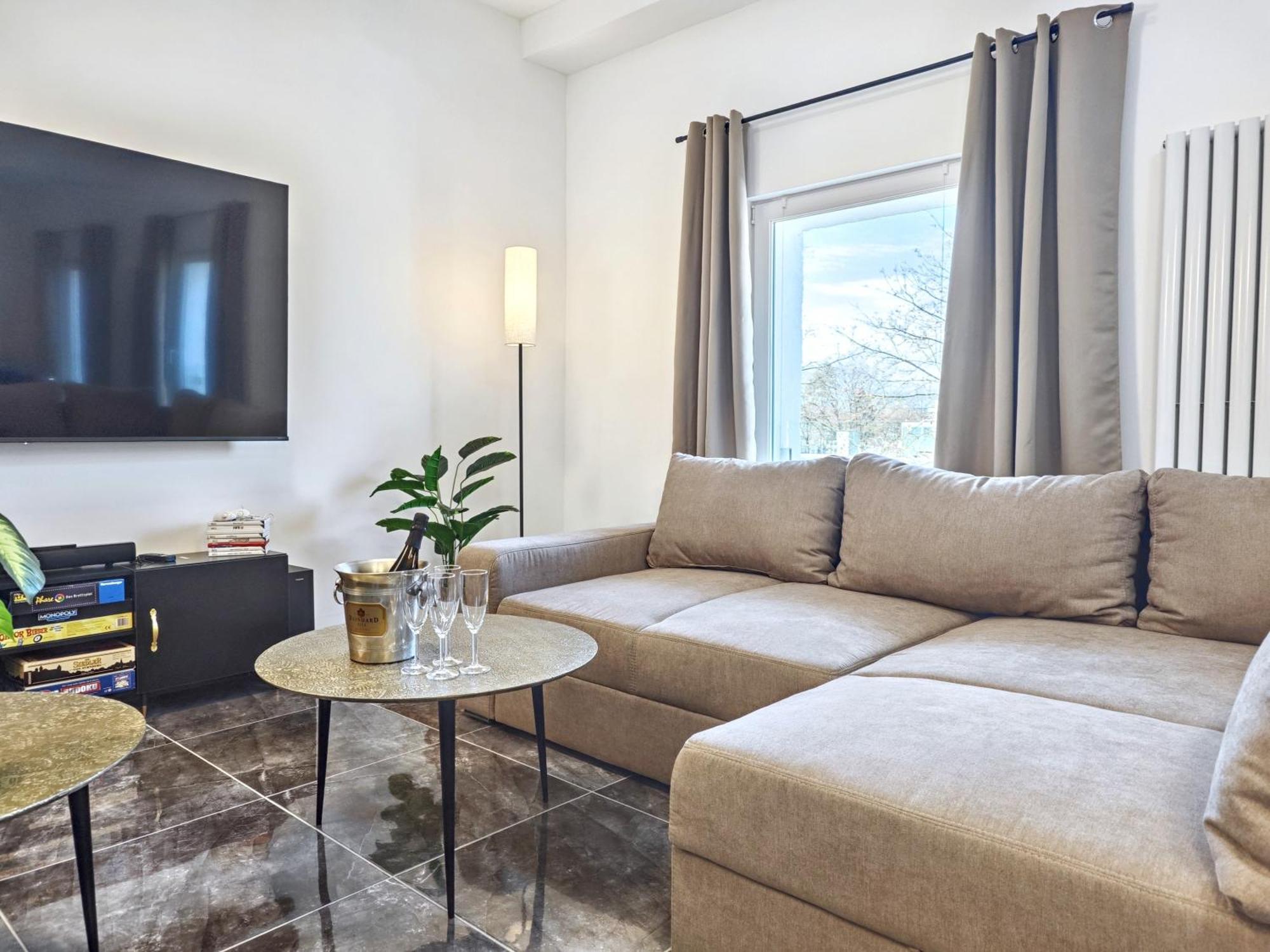 Apartment Designer Loft Fuer Bis Zu 15, Whirlpool, Infrarotsauna, Billard, Pokertisch, 2 Baeder *