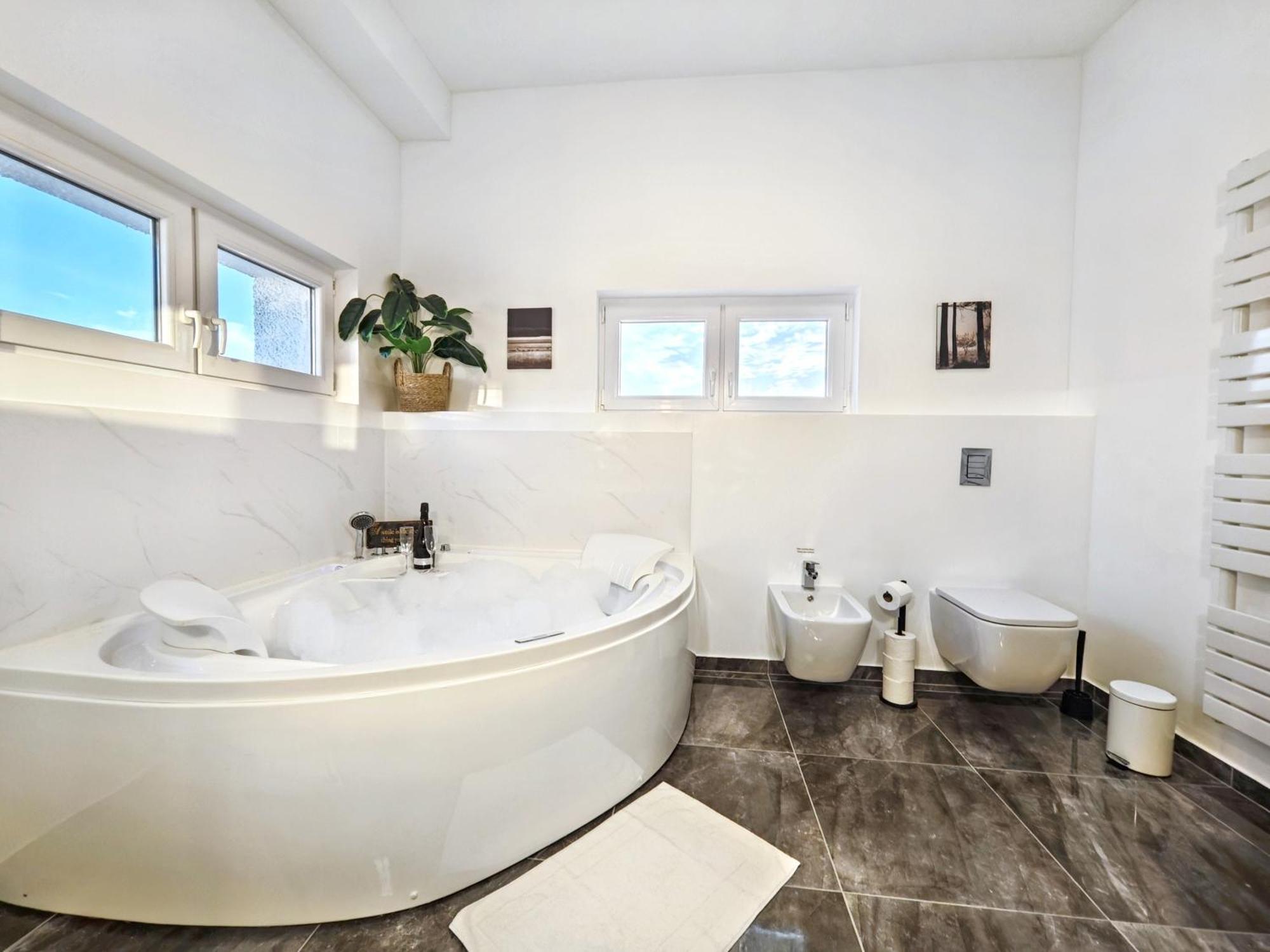Designer Loft Fuer Bis Zu 15, Whirlpool, Infrarotsauna, Billard, Pokertisch, 2 Baeder *