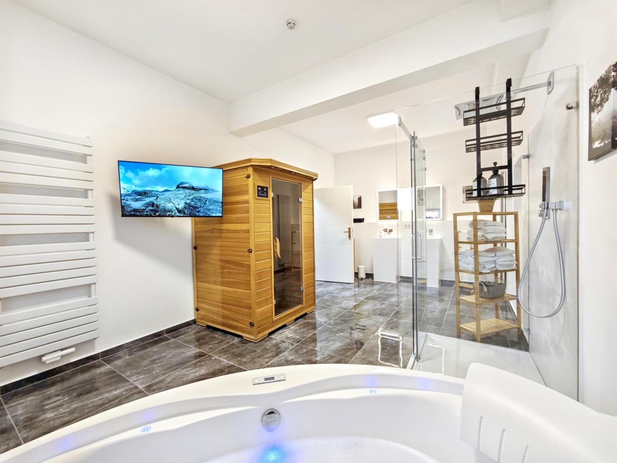 Apartment Designer Loft Fuer Bis Zu 15, Whirlpool, Infrarotsauna, Billard, Pokertisch, 2 Baeder *