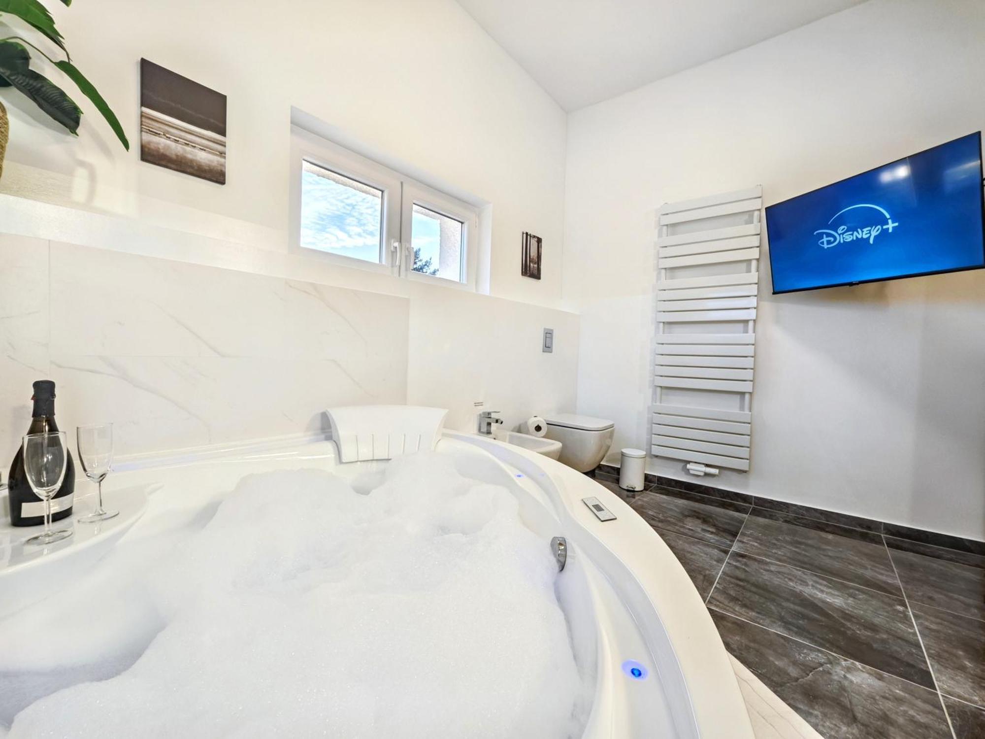 Apartment Designer Loft Fuer Bis Zu 15, Whirlpool, Infrarotsauna, Billard, Pokertisch, 2 Baeder Nürnberg