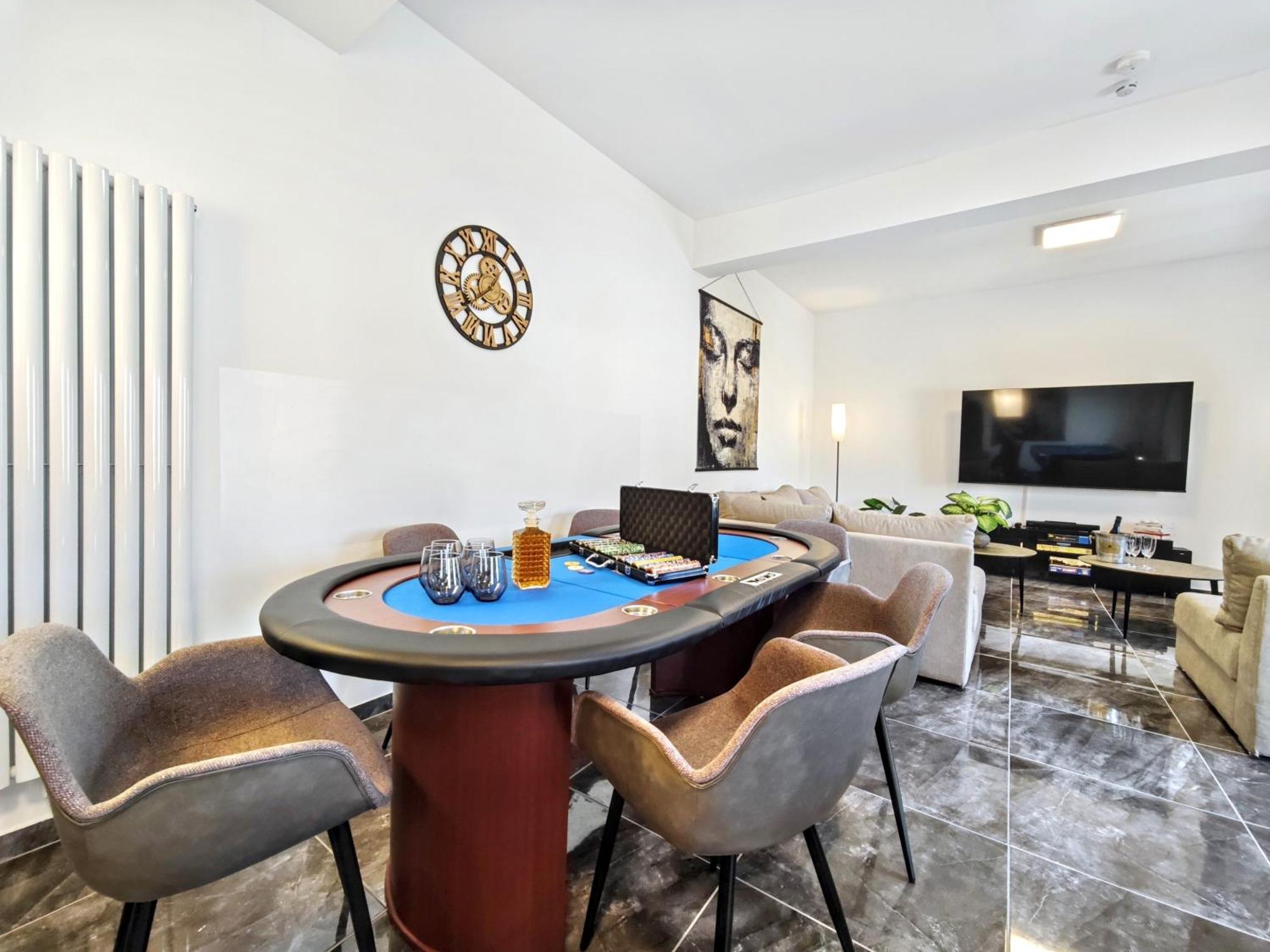 Designer Loft Fuer Bis Zu 15, Whirlpool, Infrarotsauna, Billard, Pokertisch, 2 Baeder Apartment