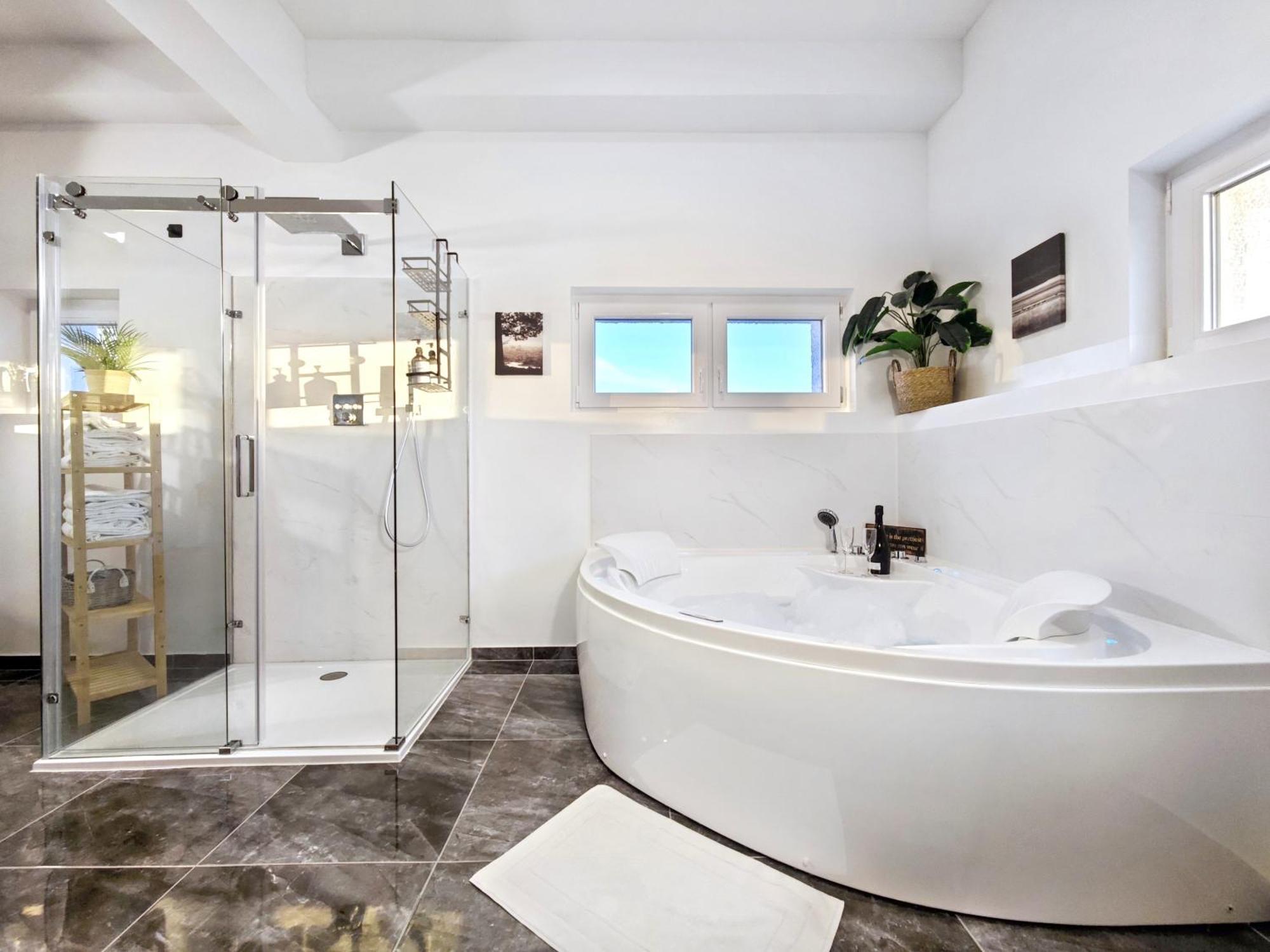 Designer Loft Fuer Bis Zu 15, Whirlpool, Infrarotsauna, Billard, Pokertisch, 2 Baeder Apartment *