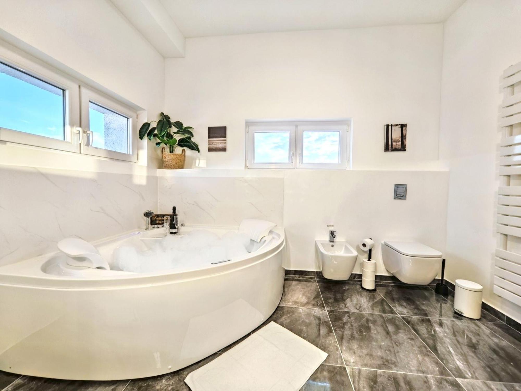 Apartment Designer Loft Fuer Bis Zu 15, Whirlpool, Infrarotsauna, Billard, Pokertisch, 2 Baeder