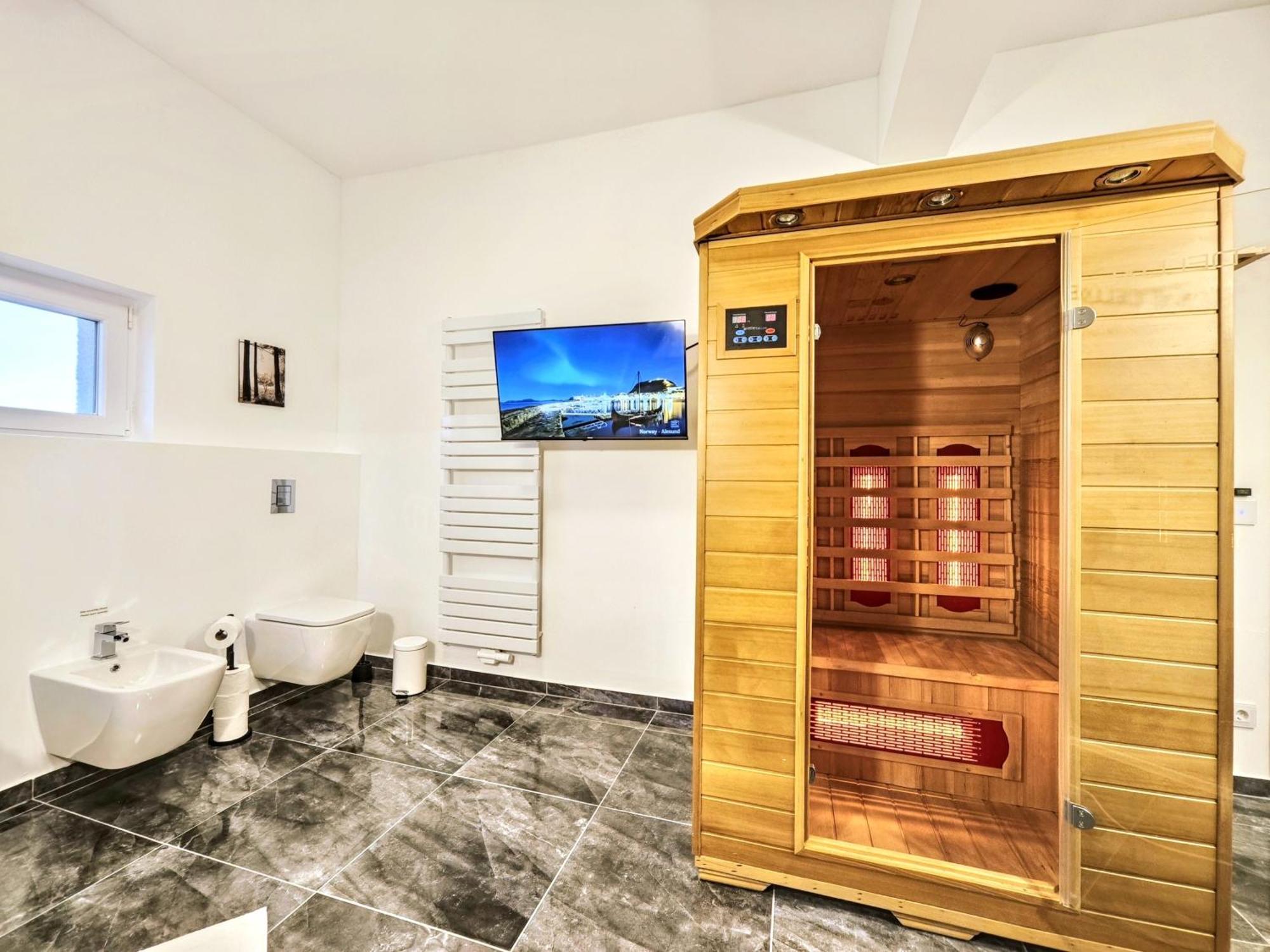 Apartment Designer Loft Fuer Bis Zu 15, Whirlpool, Infrarotsauna, Billard, Pokertisch, 2 Baeder *